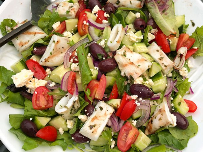 Salad Hy Lạp với xiên mực nướng