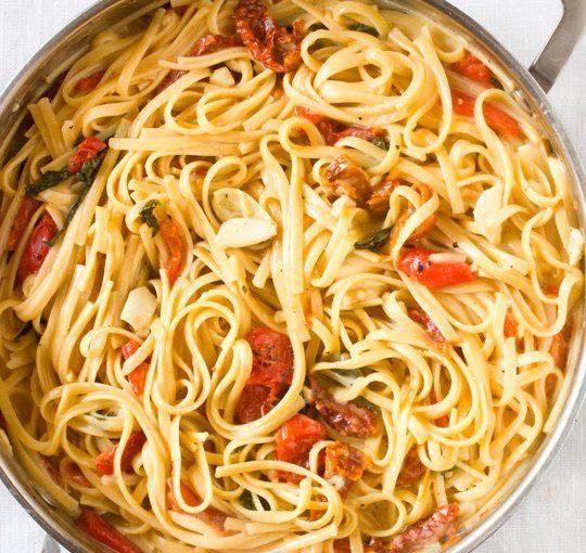 Mì ống Linguini nấu với gà và rau arugula ragu